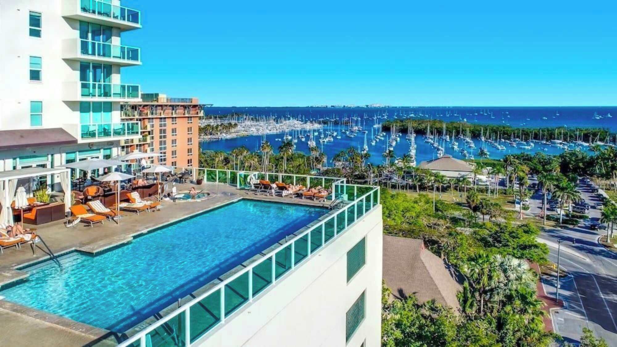 Una piscina al aire libre, una piscina climatizada