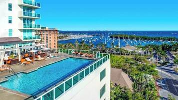 Una piscina al aire libre, una piscina climatizada