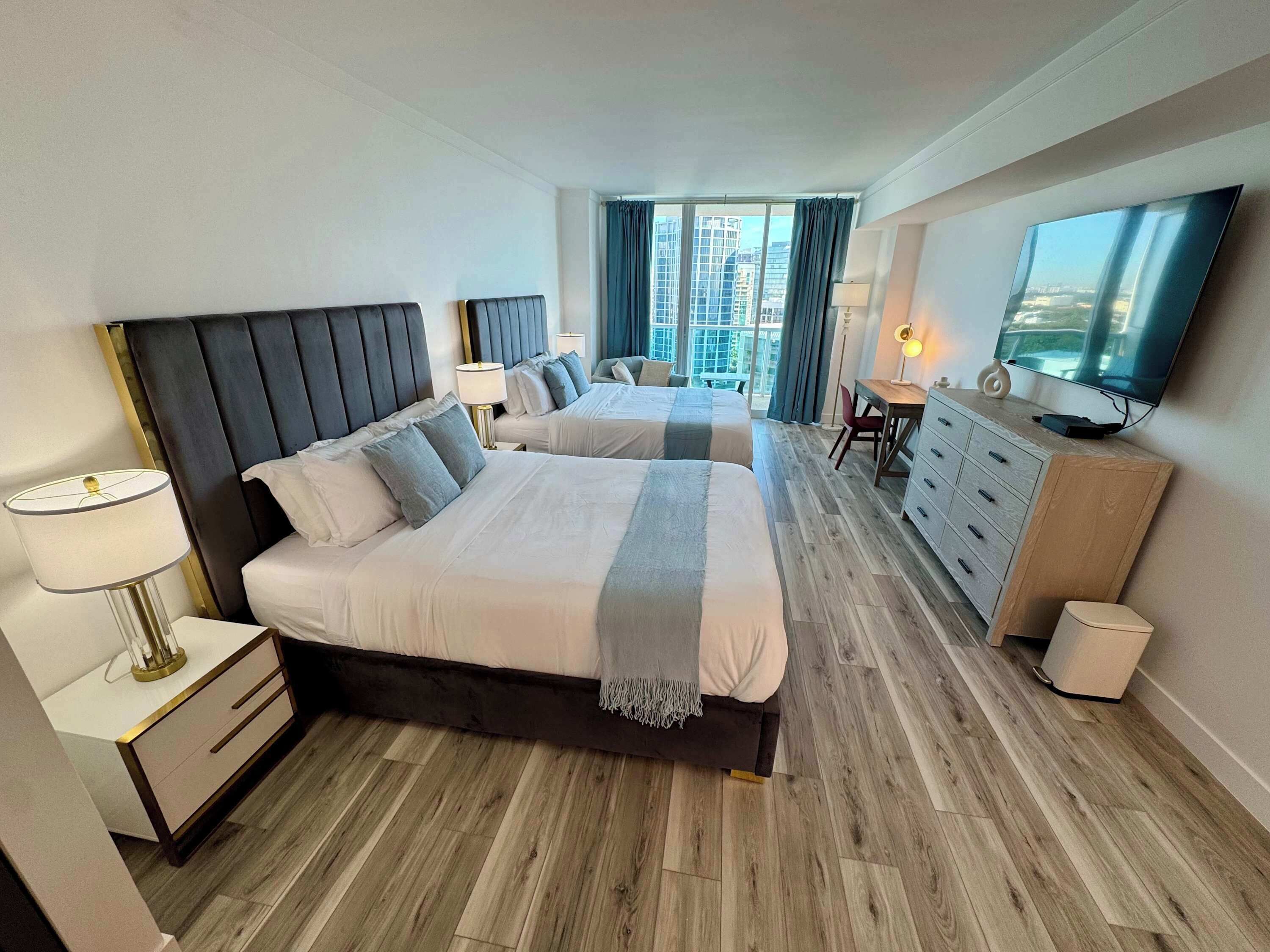 1 室のベッドルーム、セーフティボックス (室内)、デスク、アイロン / アイロン台