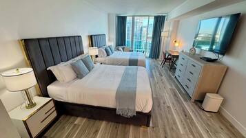 1 quarto, cofres nos quartos, escrivaninha