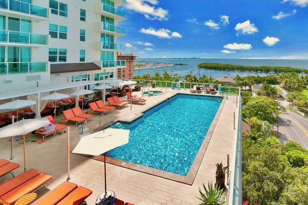 Een buitenzwembad en een verwarmd zwembad