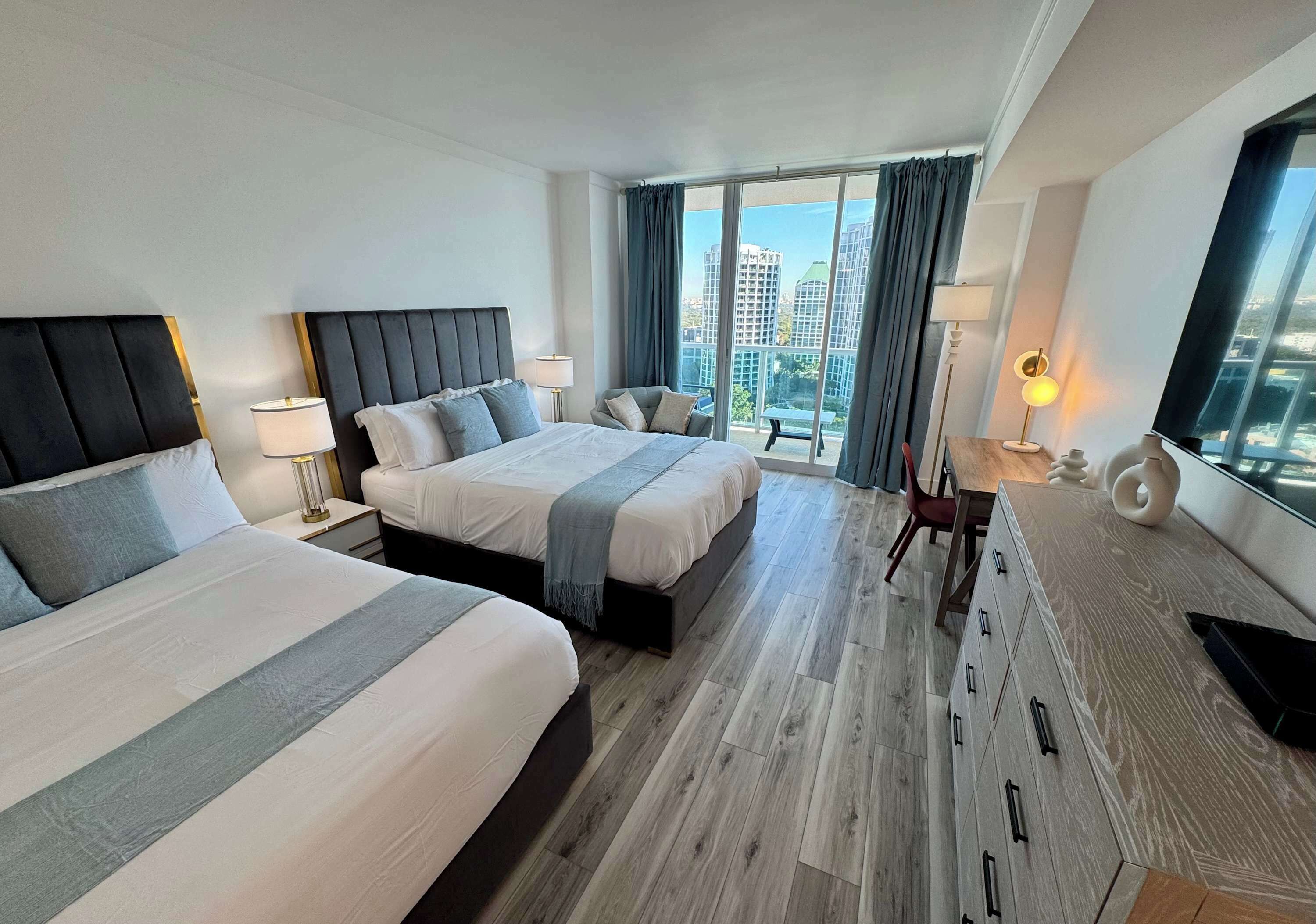 1 habitación, caja de seguridad en la habitación y escritorio 