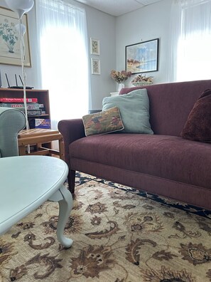 Smart TV, books, music library, video library - Five Bedroom Cottage Near Lake Michigan (South Haven)