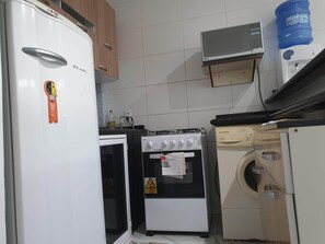 Geladeira, micro-ondas, cafeteira/chaleira