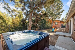 Outdoor spa tub - Moonridge Memories - 5 Bedroom, Hot Tub, Game Room, Pool Table (Big Bear City)