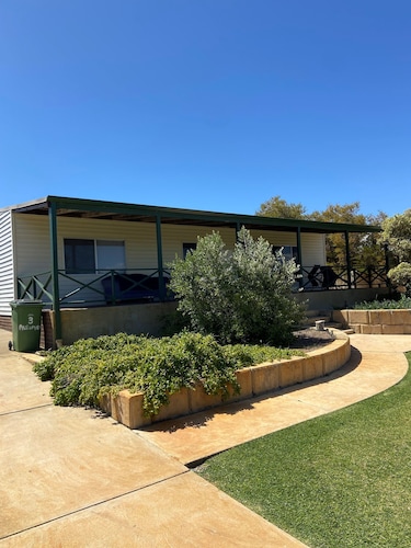 Sandowne House - Families and fisher peoples favourite close to beach