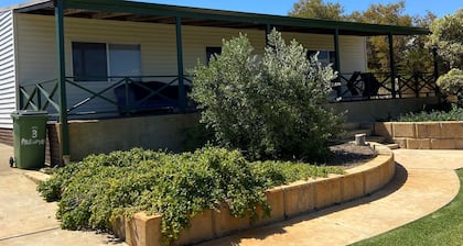 Sandowne House - Families and fisher peoples favourite close to beach