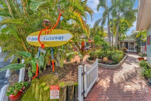 Property grounds - Just Beachy! Quiet Rental Steps 2 Beach/Bridge St (Bradenton Beach)