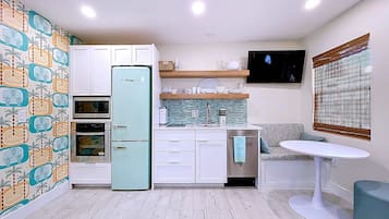 冰箱、微波炉、烤箱、炉灶