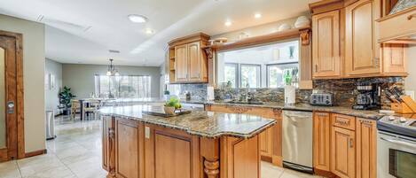 冰箱、微波炉、炉灶、洗碗机