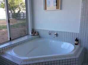 Baignoire, sèche-cheveux, serviettes fournies, savon