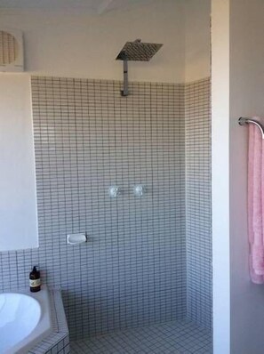 Bathtub, hair dryer, towels, soap - The Yurt located in beautiful O'Connell (O'Connell)