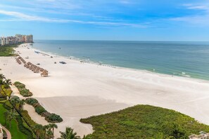 On the beach - Fabulous Gulf Views from this lovely Beachfront unit (Marco Island)