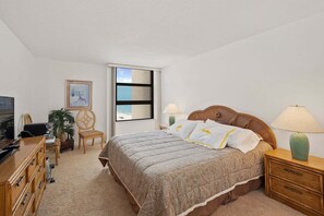 2 bedrooms, iron/ironing board, free WiFi, bed sheets - Beachfront 2BR/2BA condo in Marco Island with heated pool, WiFi, and balcony views. (Marco Island)