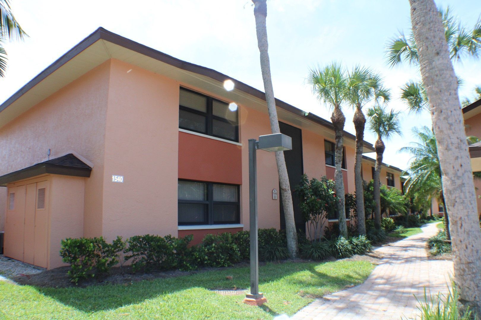 Crisp 2 bedroom 2 bath Condo