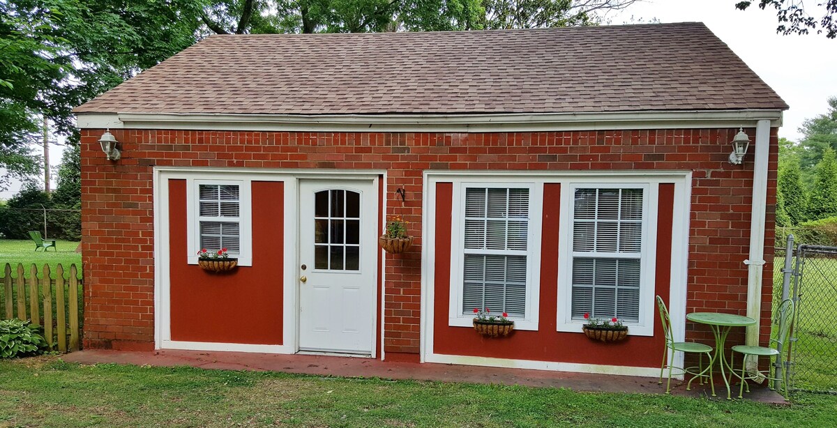 Private, Quiet, Cottage Retreat 10 minutes to downtown Nashville