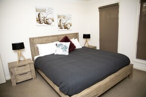 3 bedrooms, iron/ironing board, travel crib, free WiFi - Relax in Red Cliffs (Red Cliffs)