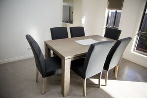 Dining - Relax in Red Cliffs (Red Cliffs)