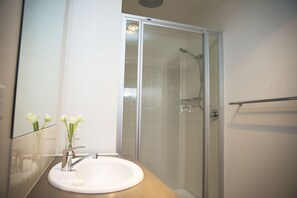 Baignoire, sèche-cheveux, serviettes fournies, savon