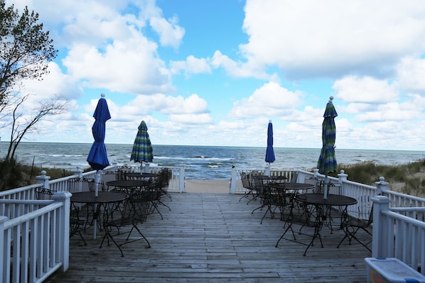 Outdoor dining - BEACHFRONT ,PRIVATE BEACH,CLOSE TO TOWN (South Haven Charter Township)