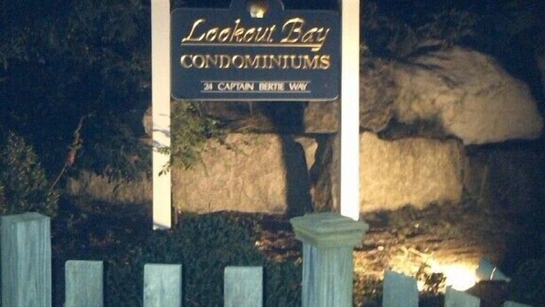 Señal de Lookout Bay Condominiums en el número 24 de Captain Berty Way.