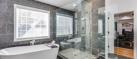 Bañera con ducha, bañera de hidromasaje, secador de pelo, toallas