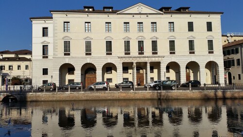SAN LEONARDO LATIN SUITE