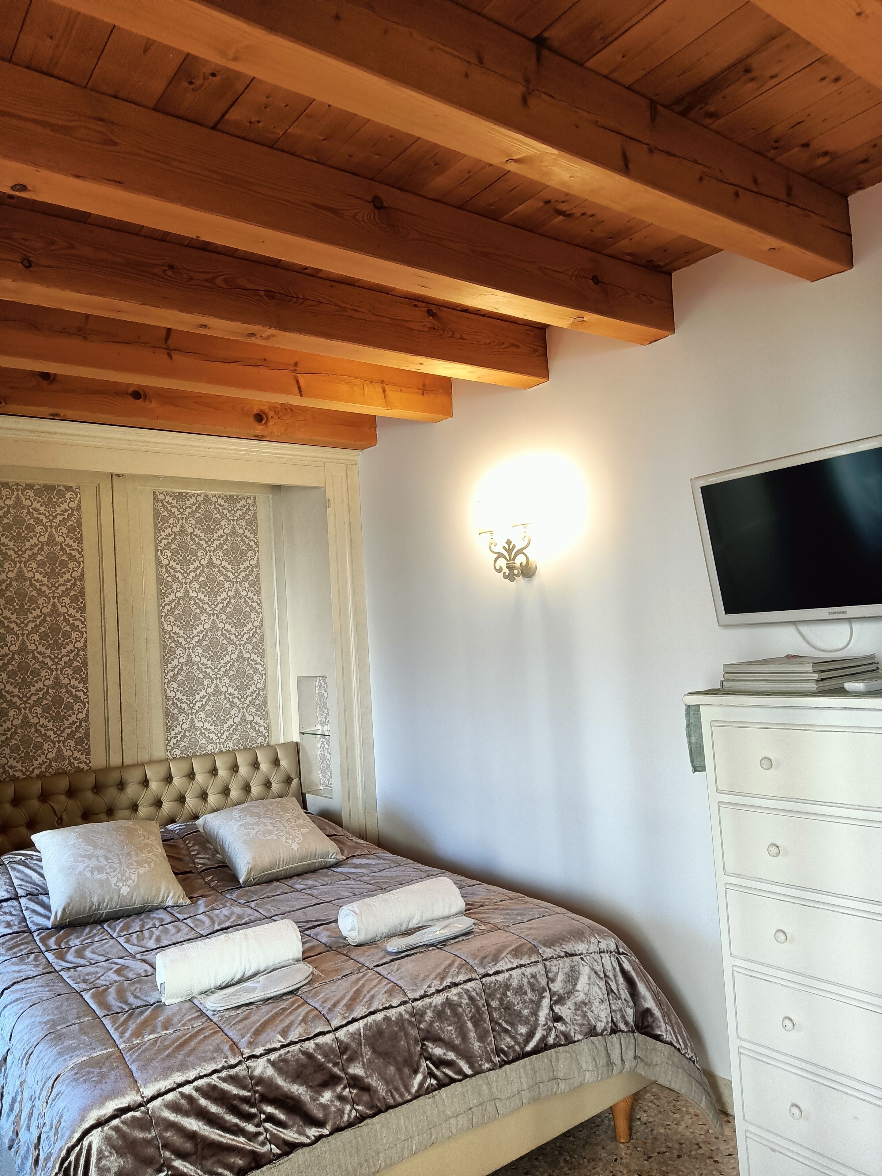 1 chambre, chambres insonorisées, fer et planche à repasser