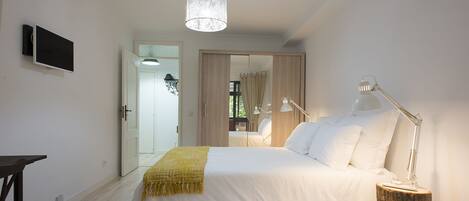 1 habitación, tabla de planchar con plancha, internet y ropa de cama