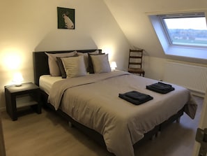 3 bedrooms, desk, travel cot, free WiFi