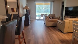 Smart TV, reproductor de DVD, futbolito y tenis de mesa