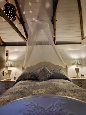 2 makuuhuonetta, työpöytä, silitysrauta/-lauta, ilmainen Wi-Fi