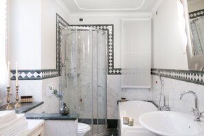 Shower, jetted tub, hair dryer, bidet - ARTWORK APARTMENT IN FLORENCE CITY CENTER (Firenze)