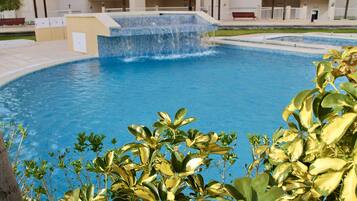 Una piscina al aire libre