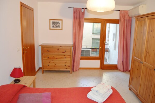 3 bedrooms, iron/ironing board, travel cot, WiFi