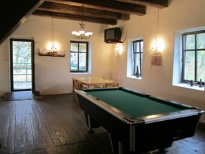 Game room - Wonderful private villa for 8 guests with WIFI, pool, TV, patio, pets allowed and panoramic view (Nové Město Nad Metují)