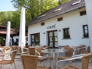 Outdoor dining - Wonderful private villa for 8 guests with WIFI, pool, TV, patio, pets allowed and panoramic view (Nové Město Nad Metují)