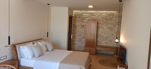 3 chambres, bureau, chambres insonorisées, fer et planche à repasser