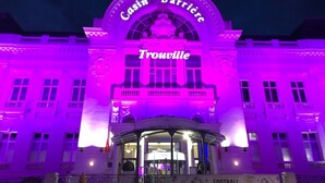 En byggnad med en framträdande skylt som visar texten ”Casino Barrière Tournville” och en annan skylt med texten ”FOOTBALL FEVER”.