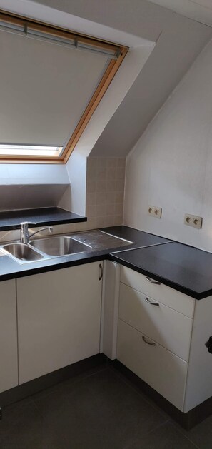 Fridge, microwave, oven, stovetop - studio not far from the beach & sea (Bredene)