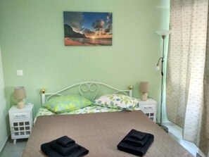 1 slaapkamer, een strijkplank/strijkijzer, internet, beddengoed