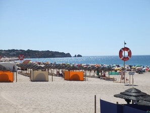 Beach nearby, beach towels - Lovely Apartment Alvor With Sea Views And Roof Top Communal Pool (Alvor)
