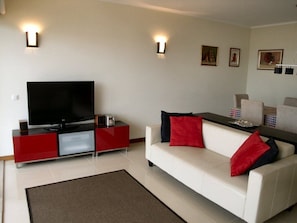 TV connectée, lecteur de DVD, livres