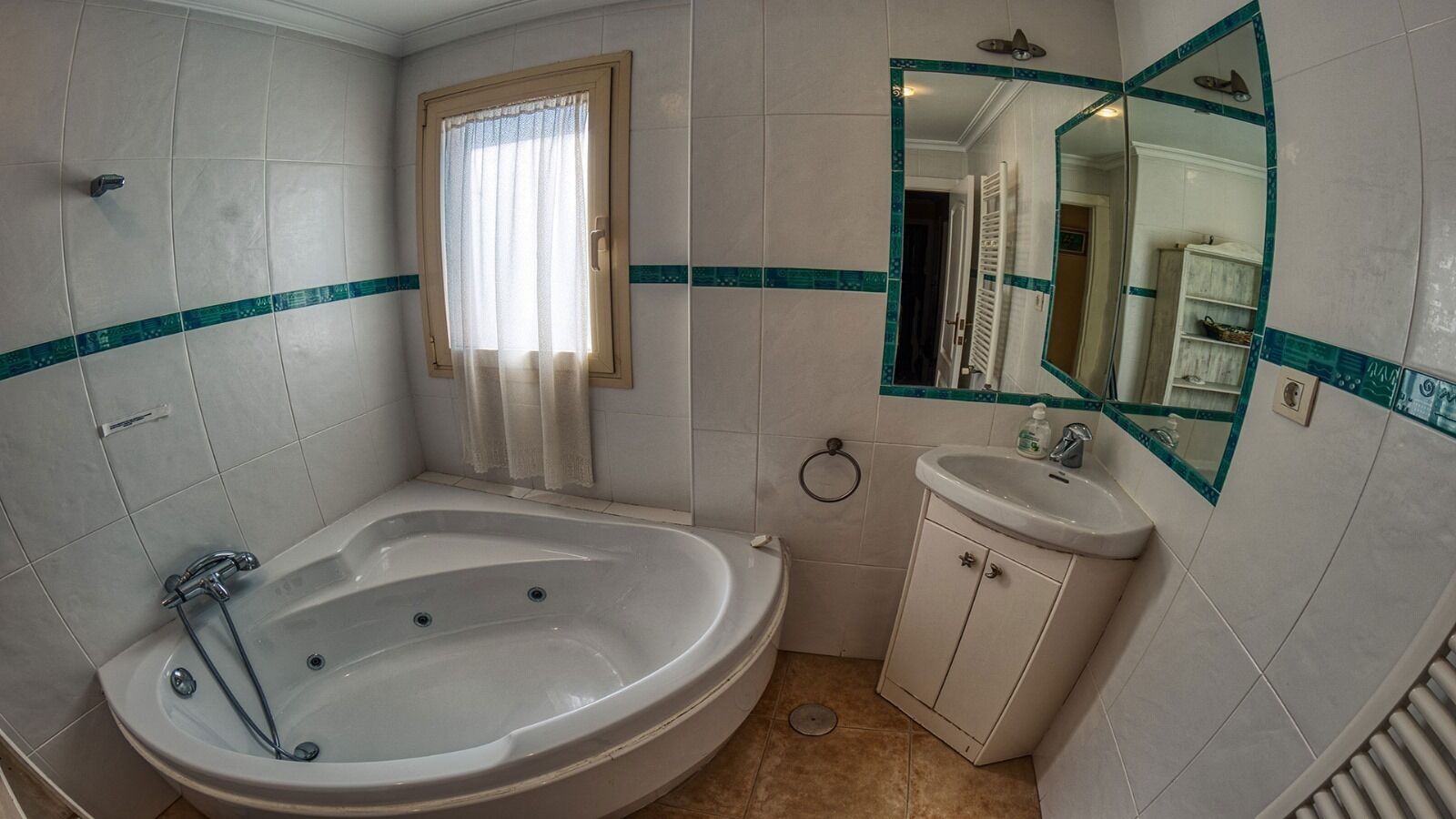 Een douche, een haardroger, een bidet, handdoeken