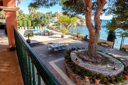 .First line luxrury villa. No car needed ,Tram stop 1 minute walking.