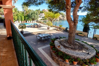 .First line luxrury villa. No car needed ,Tram stop 1 minute walking.