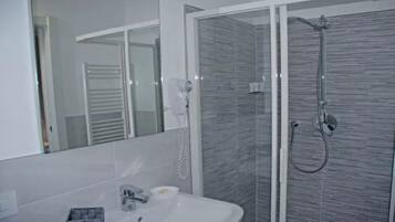 Asciugacapelli, sapone, carta igienica