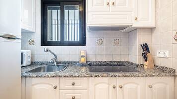 Een koelkast, een magnetron, een kookplaat