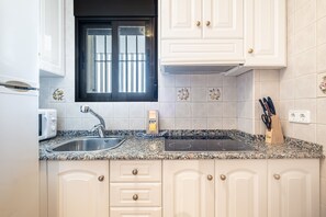 Geladeira, micro-ondas, cooktop, cafeteira/chaleira