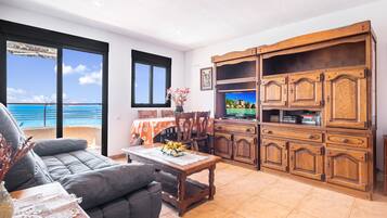 Een televisie en een stereo